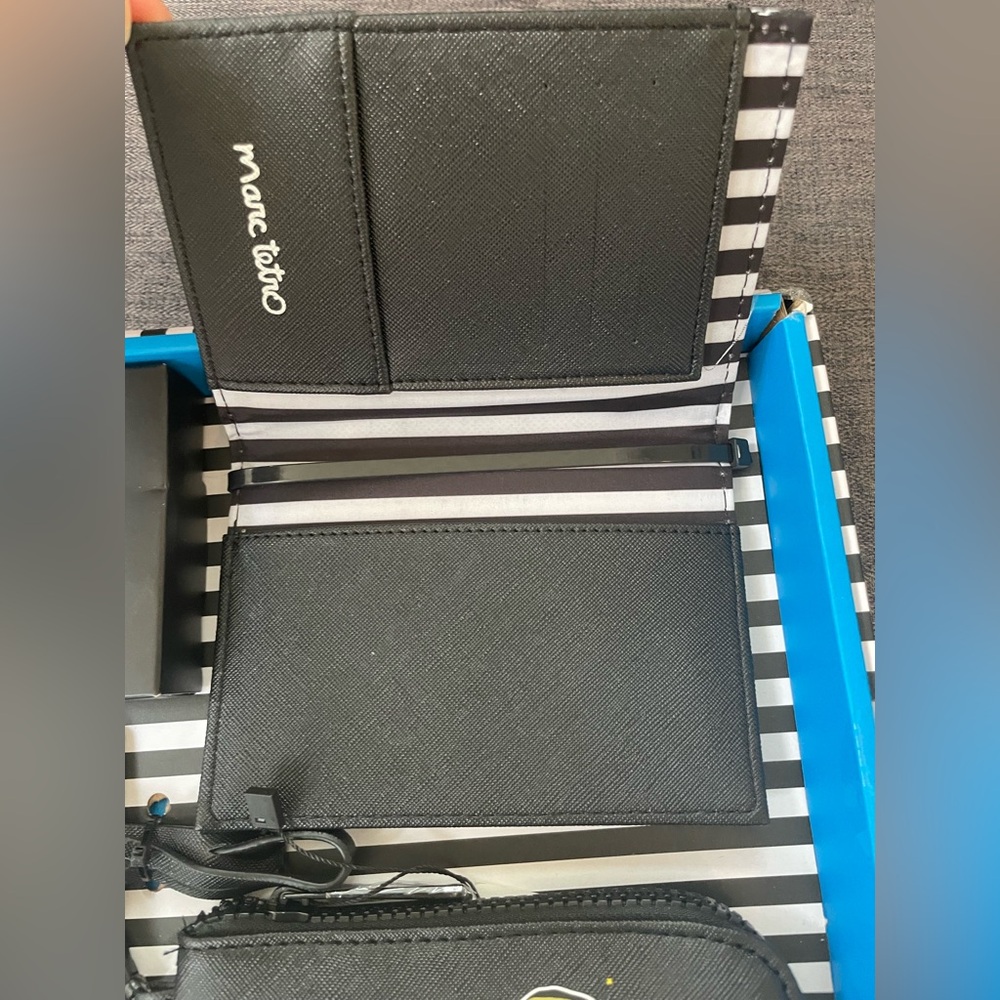 MARC TETRO Dog Print Set Coin Purse, Passport Case, Luggage Tag & Cardholder - Picture 6 of 9